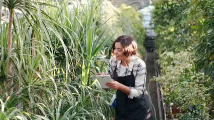 Horizontal video: A woman holding a digital tablet 5450545. Duration: 15 seconds. Resolution: 3840x2160