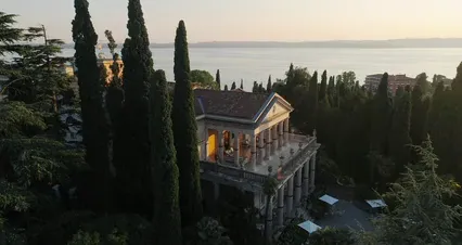 Horizontal video: Drone footage of villa cortine palace hotel 8440738. Duration: 8 seconds. Resolution: 4096x2160