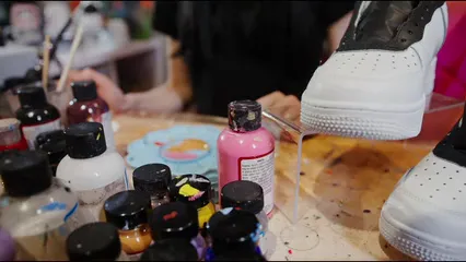 Horizontal video: A female artist pouring paint on a palette tray 8738381. Duration: 21 seconds. Resolution: 3840x2160